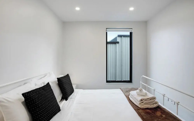Urban Vogue Escape with Parking- Air-con