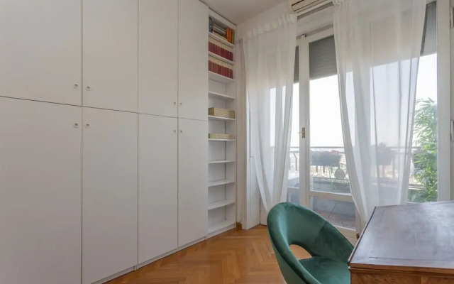 Skyline view Biancamano 1 bdr with balcony by Rentopolis