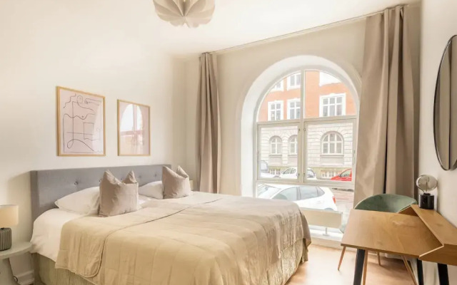 Sanders Noble - Fantastic 5-bdr Apt in the Capital