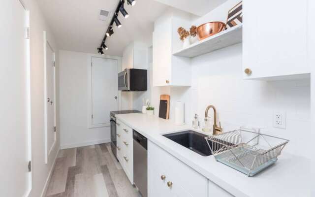 1 Bedroom Trendy Condo in Trinity Bellwoods