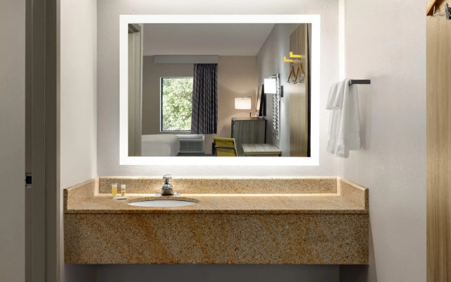 Days Inn by Wyndham Blythewood North Columbia