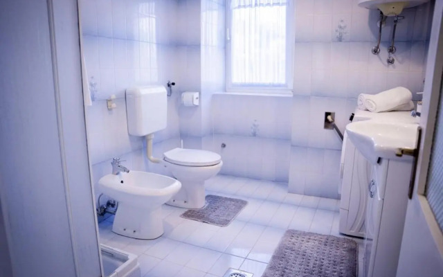 Roža in Sveti Bartol (Haus für 2-3 Personen)