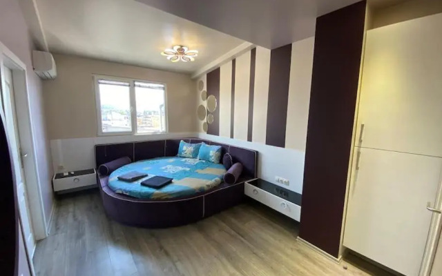 Modern 1BR Apartment with Hill View & Free Street parking