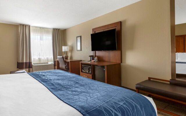 COMFORT INN &amp; SUITES