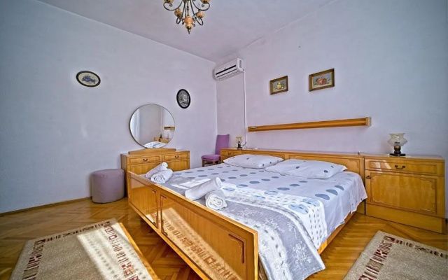 Apartment Pavo-80m from beach