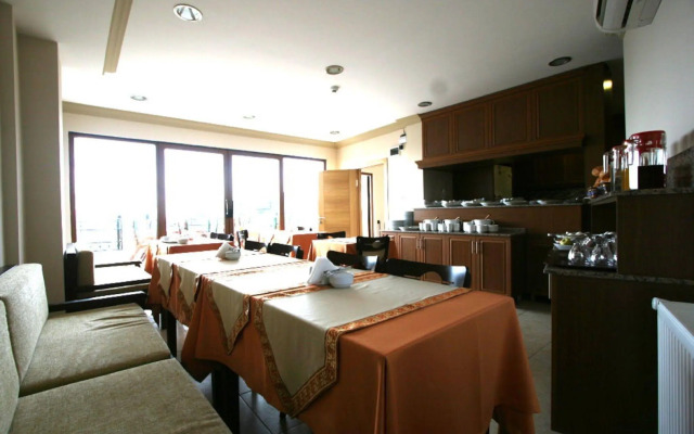 Grand Peninsula Hotel