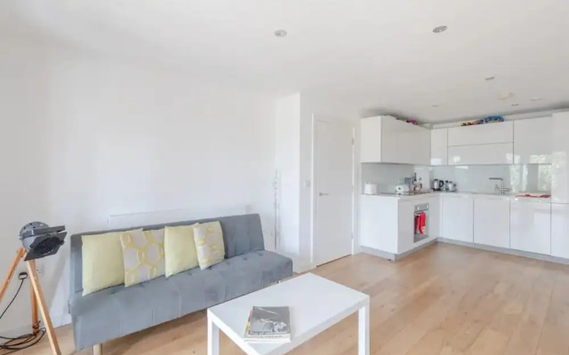 Vibrant 1BD Flat w/ Private Balcony, Camberwell!