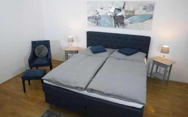 Next to City Center and Central Station, Apt. 10