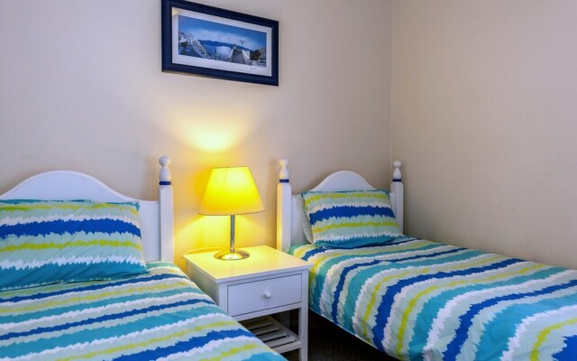 Apanie, 3/12 Kurrawa Close,