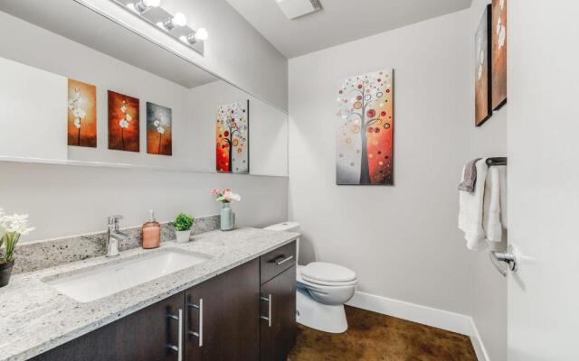 Upscale 2BR Condo - King Bed - Stunning City Views