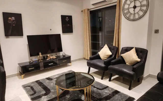 Luxurious & Comfy Gem-5 Star Location-pools, Gym!