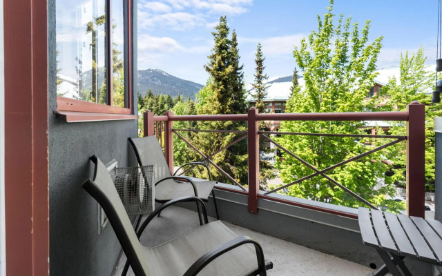 Alpenglow Lodge Family Studio with Sofa Bed by MVA