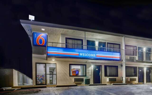 Motel 6 Denton, TX - UNT