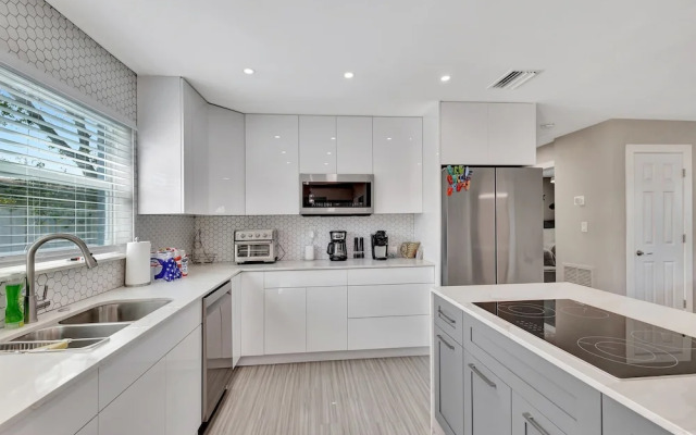 Sunshine Villa w/ Private Pool