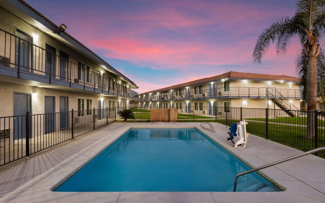 Days Inn by Wyndham Bakersfield