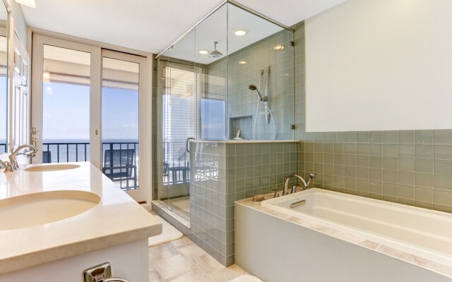 Spacious Oceanfront Penthouse Villa by RedAwning
