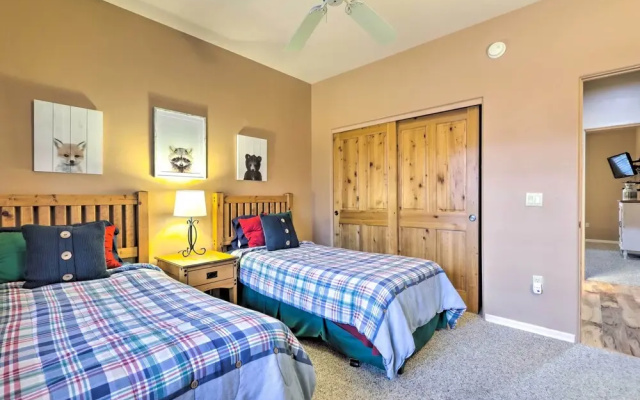 Pinetop Escape: Charming Mountain Condo w/ Balcony