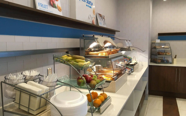 Holiday Inn Express & Suites Oswego by IHG