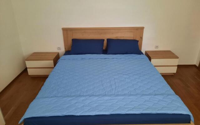 New modern 1 bedroom apartment with free parking