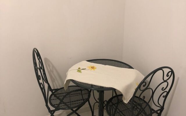 Room In Apartment Two Flowers Guest House