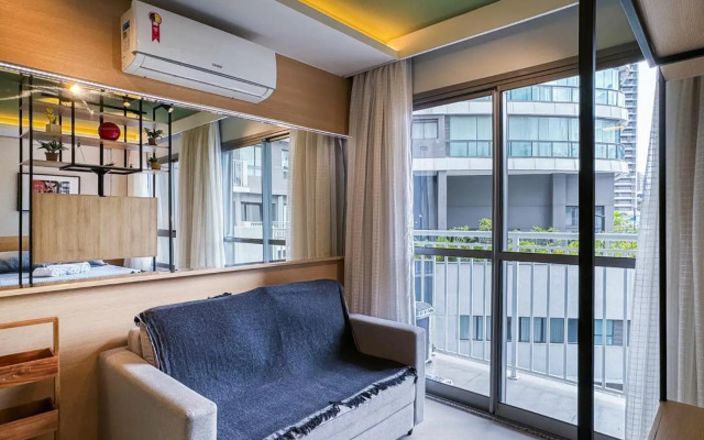 Studio novíssimo, completo e muito bem localizado