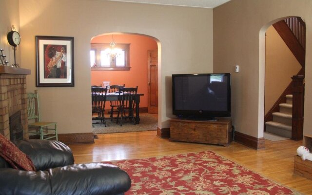 Eastwood Tourist Lodge