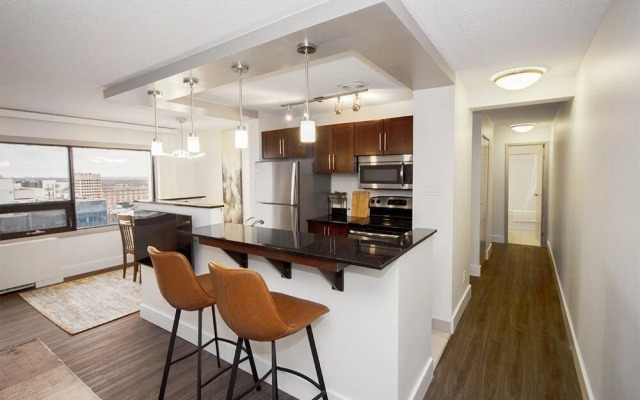 21st Floor Two Bedroom Downtown Unit Free Parking