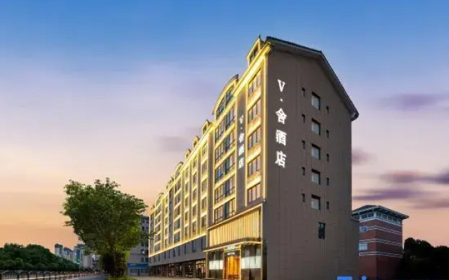 V give up hotel