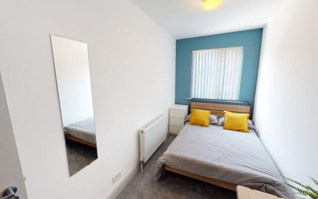 Stunning City Centre-uni Town House