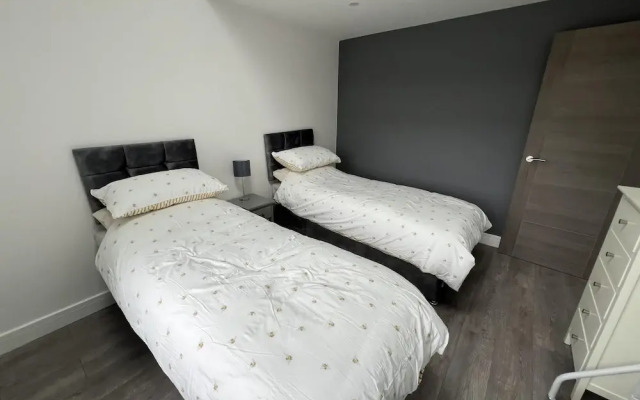 Whole House -sleeps4-parking-garden-bikinghiking