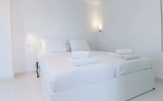 Marousi 2 Bd Luxury Living w Shared Pool