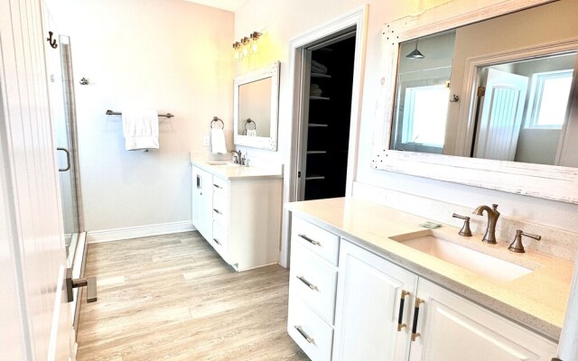 Salty Dog 5 Bedroom Home by RedAwning