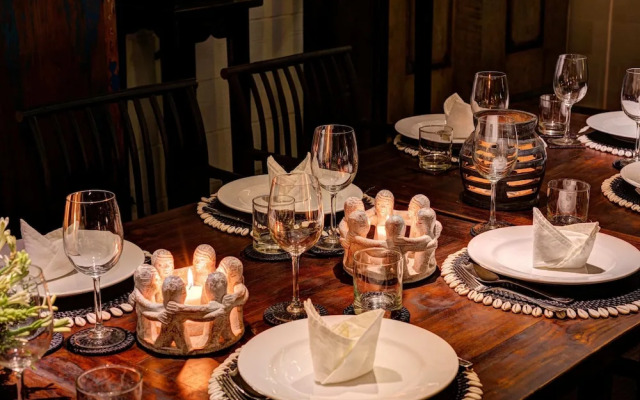 Secluded Wooden Villa, 3 BR, Canggu With Staff