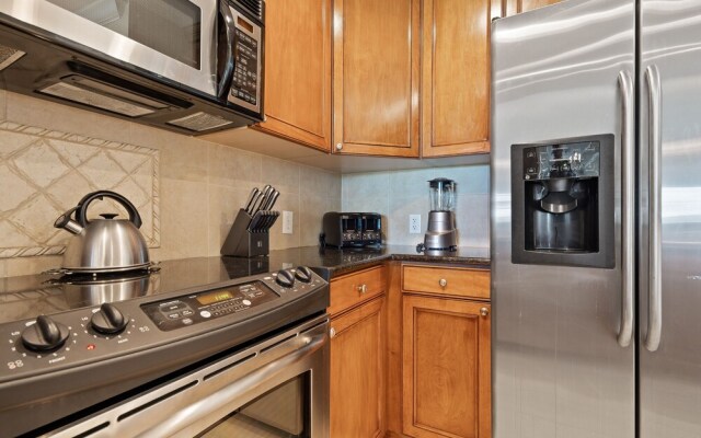 Rvh_326r Centre Court 3 Bedroom Condo