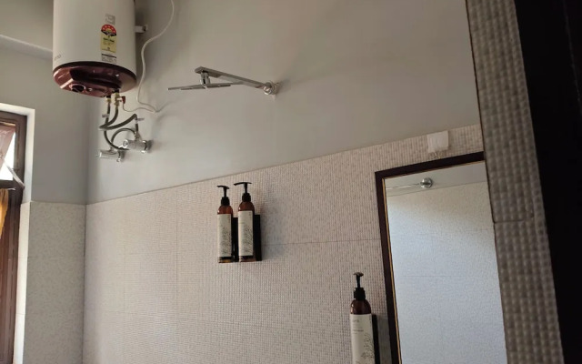 XTSY Travellers Hostel