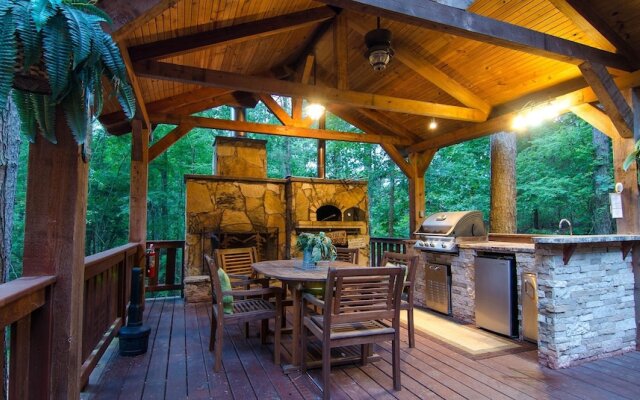 Denali Private Cabin Includes Xbox, Hot Tub, and Stone Pizza Oven by Redawning