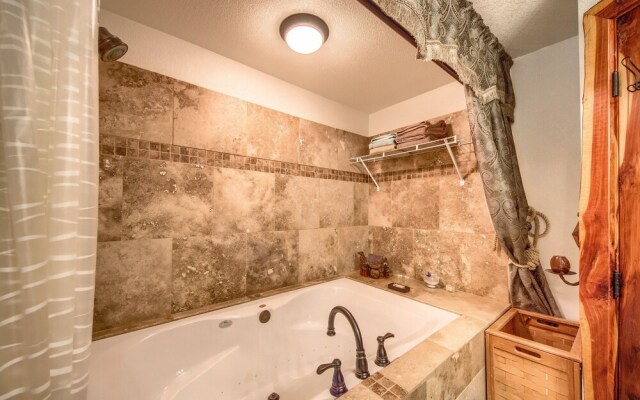 Cedar Bliss Star Studio Bedroom Cabin by Redawning