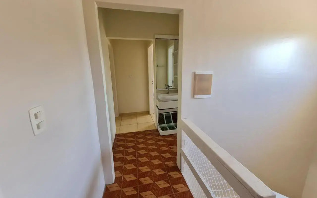 Ampla casa com 5 quartos e vista para o mar
