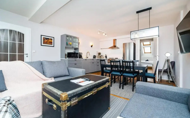 Central, Spacious, Modern 5 Bedrm duplex w/Balcony