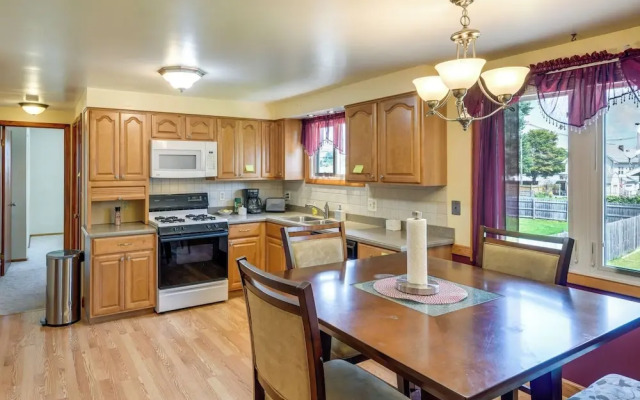 Central Apt in Cheektowaga w/ Private Deck!