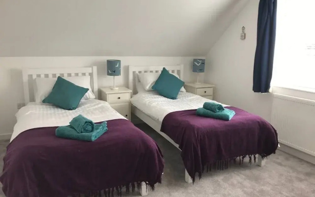Beautiful Refurbished Home - Short Walk to the Beach