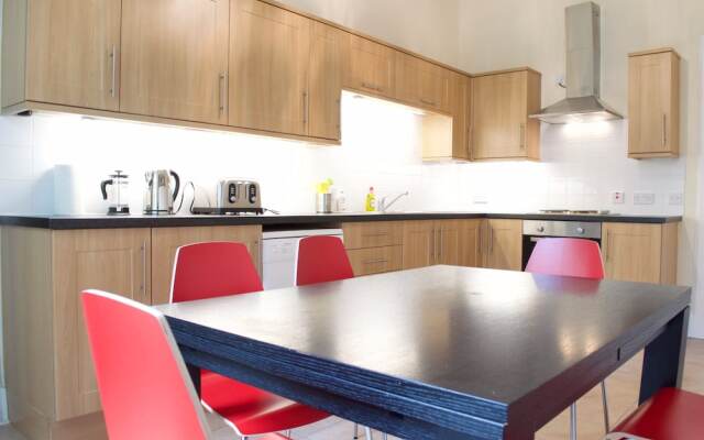 3 Bedroom Apartment In Edinburgh