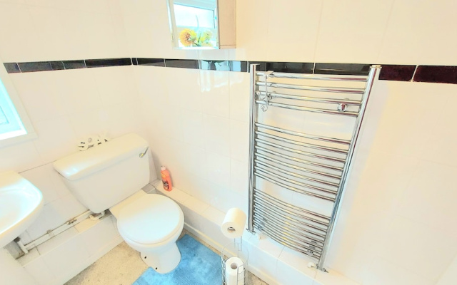 5Br House-sleeps12-garden-familyfriendly