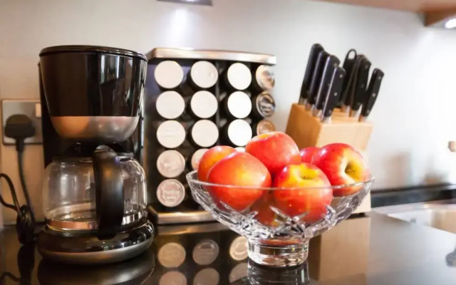 Holyrood Residence - Luxury Apartment With Parking