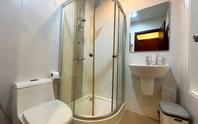 3BR Villa Rooftop Pool Gym Near BeachV28