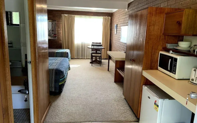Kingswood Motel & Apartments