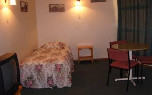 Motel Six – Guest Rooms – Hamilton