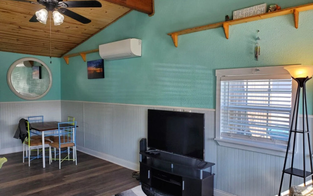 Nautical That One Apartment Near City Attractions by Redawning