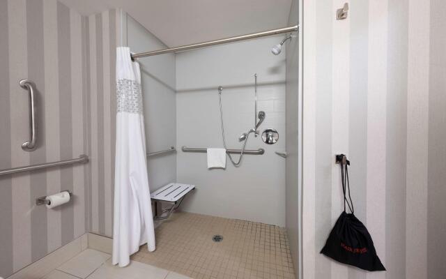 Hampton Inn & Suites DuPont