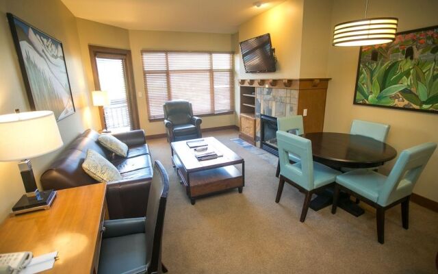 Fully Equipped in the Heart of Canyons Village by RedAwning